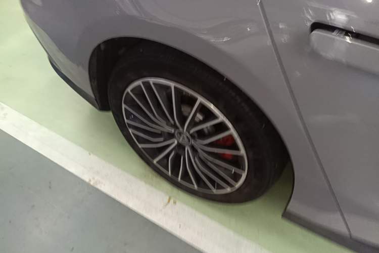 Used BYD Han 2025 EV with 701 km of Laser Radar-Enabled Intelligent Driving Right Rear Wheel Hub