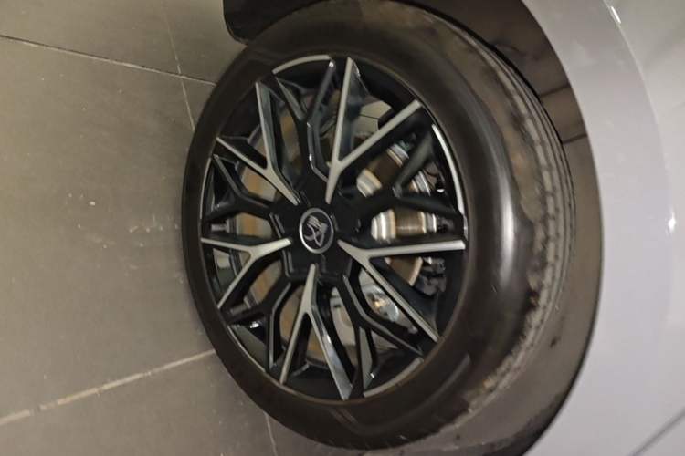 Used BYD Han 2025 DM-i 125KM Prestige Model Right Rear Wheel Hub