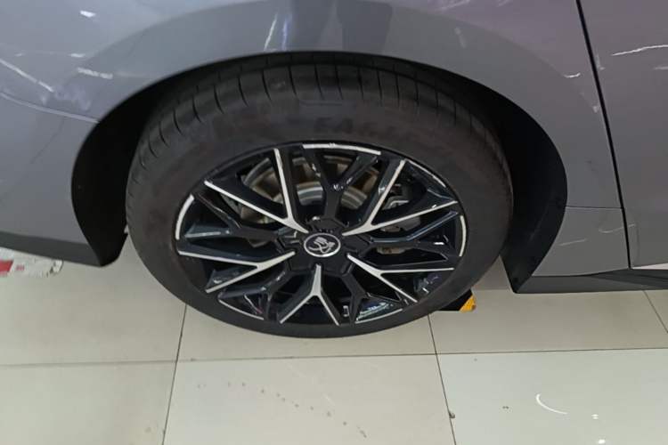 Used BYD Han 2025 DM-i 125KM Prestige Model Right Rear Wheel Hub