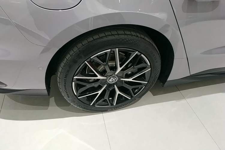Used BYD Han 2025 DM-i Smart Drive 125KM Prestige Model Right Rear Wheel Hub