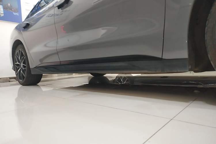 Used BYD Han 2025 DM-i Intelligent Driving Edition 125KM Prestige Model Right Side Sill
