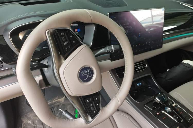 Used BYD Han 2025 EV with 701 km of Laser Radar-Enabled Intelligent Driving Steering Wheel