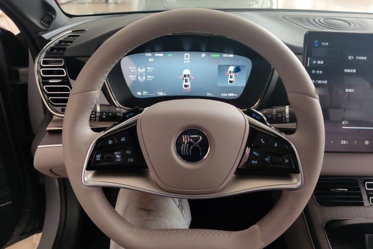 Used BYD Han 2025 EV with 701 km of Laser Radar-Enabled Intelligent Driving Steering Wheel