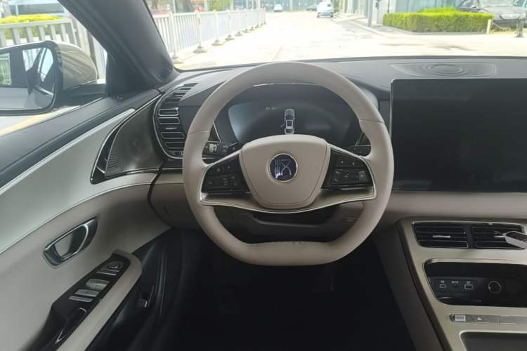Used BYD Han 2025 Model EV Intelligent Driving Edition 635KM LiDAR Flagship Steering Wheel