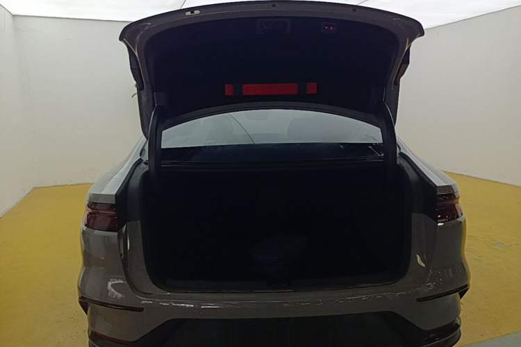 Used BYD Han 2025 DM-i Intelligent Driving Edition 125KM Prestige Model Trunk