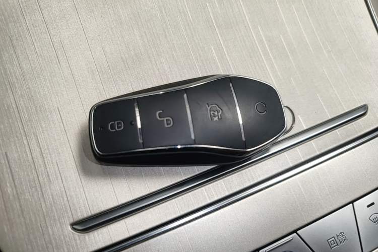 Used BYD Han 2025 Model EV Intelligent Driving Edition 635KM Flagship Vehicle Key