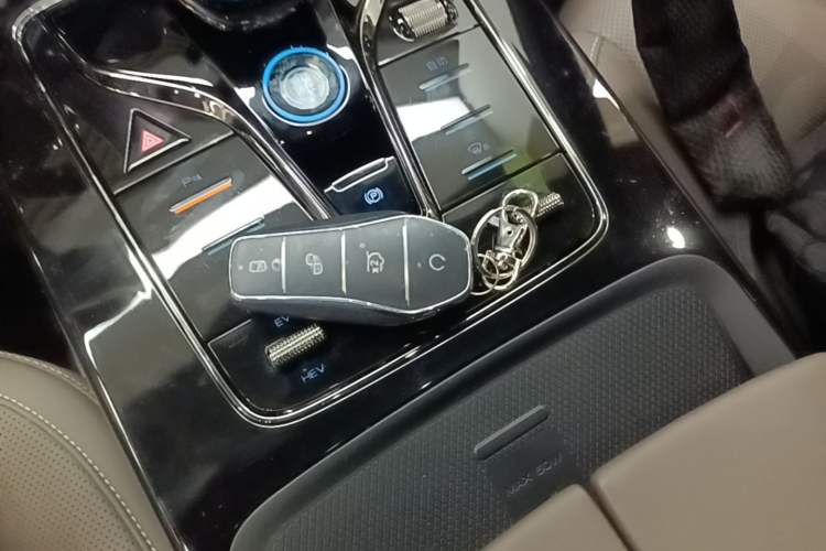 Used BYD Han 2025 DM-i Intelligent Driving Edition 125KM Prestige Model Vehicle Key