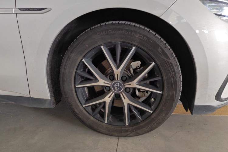 Used BYD Han 2025 DM-i 125KM Elite Model Right Front Wheel Hub