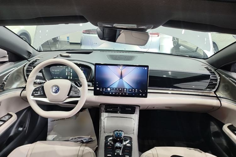 Used BYD Han 2025 EV with 701 km of Laser Radar-Enabled Intelligent Driving Center Console