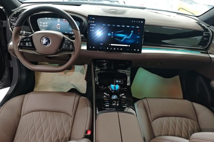 Used BYD Han 2025 DM-i Intelligent Driving Edition 125KM Prestige Model Center Console