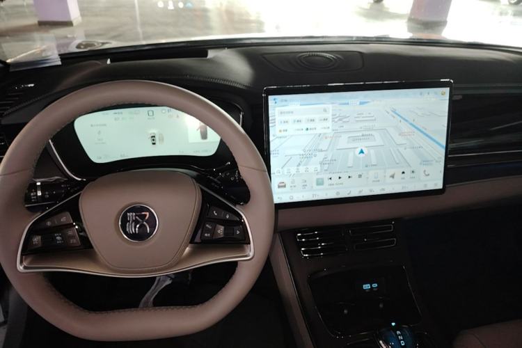 Used BYD Han 2025 EV Intelligent Driving Edition 701KM LiDAR Flagship Model Center Console
