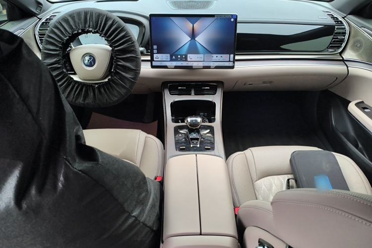 Used BYD Han 2025 EV with 701 km of Laser Radar-Enabled Intelligent Driving Center Console