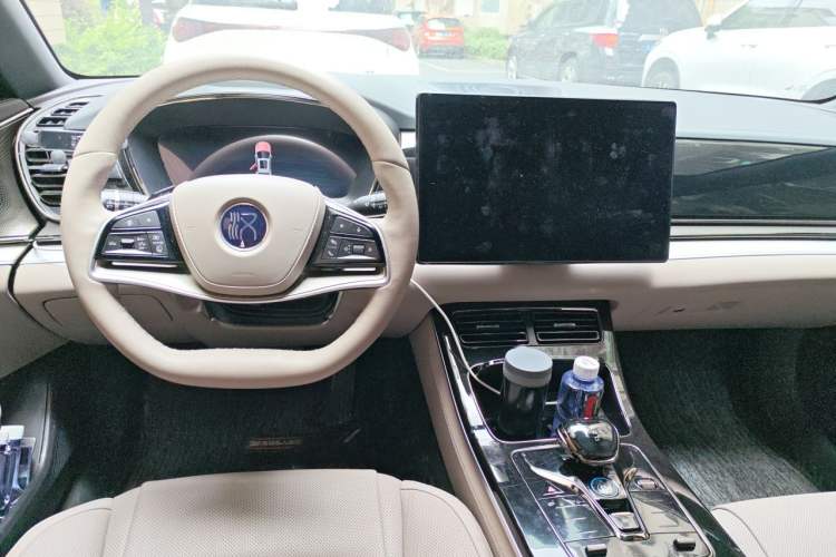 Used BYD Han 2025 EV Intelligent Driving Version 701KM Prestige Model Center Console