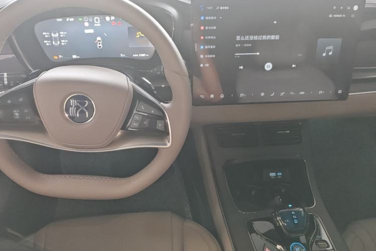 Used BYD Han 2025 EV with 701 km of Laser Radar-Enabled Intelligent Driving Center Console