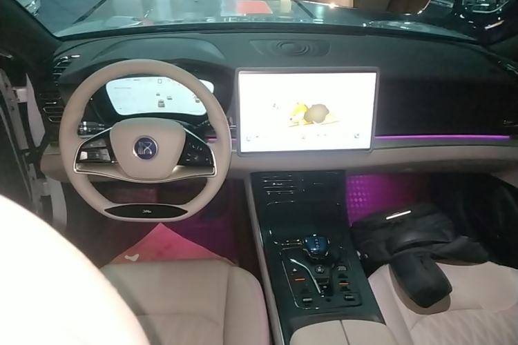 Used BYD Han 2025 DM-i Smart Drive 125KM Comfort Edition Center Console