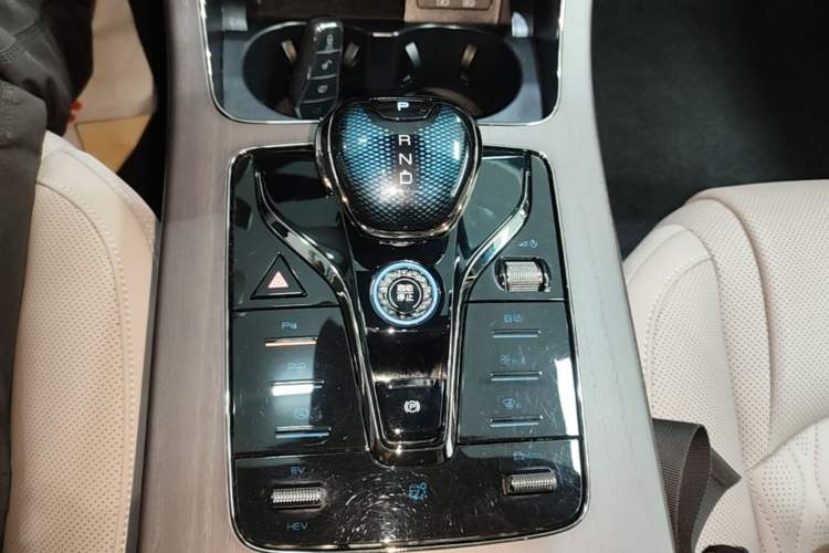 Used BYD Han 2025 DM-i Intelligent Driving Edition 125KM LiDAR Flagship Model Gear Lever