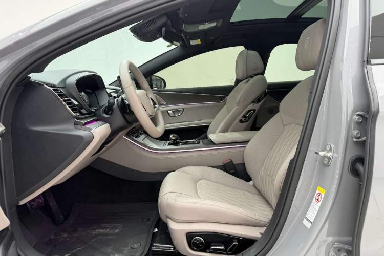 Used BYD Han 2025 EV with 701 km of Laser Radar-Enabled Intelligent Driving Interior 4