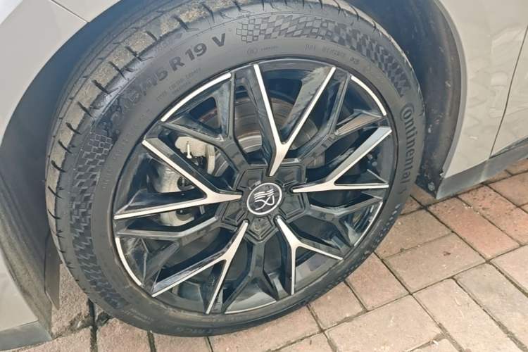 Used BYD Han 2025 DM-i Intelligent Driving Edition 125KM LiDAR Flagship Model Left Front Wheel Hub