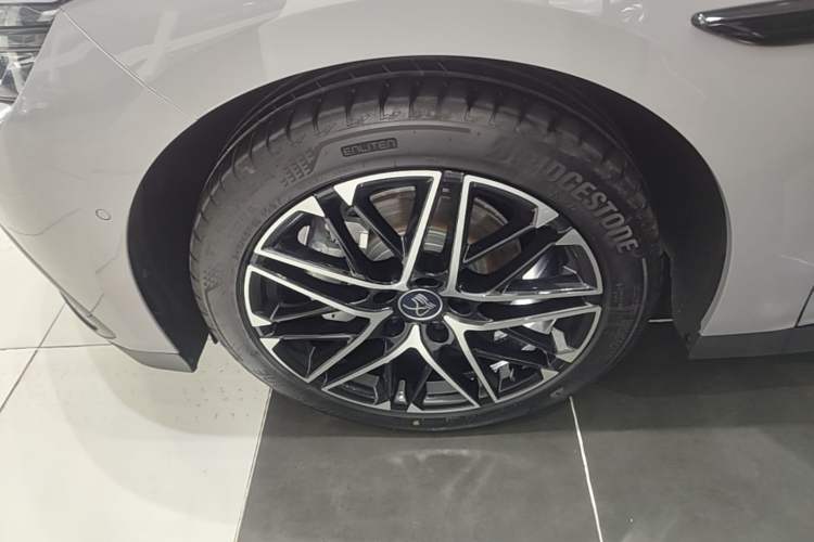 Used BYD Han 2025 Model EV Intelligent Driving Edition 635KM LiDAR Flagship Left Front Wheel Hub