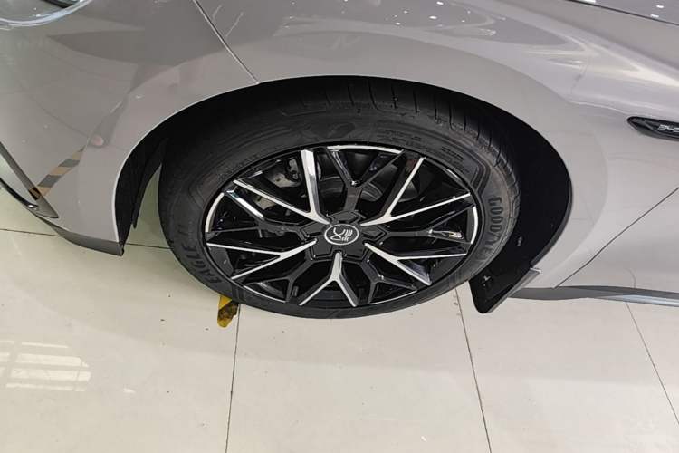 Used BYD Han 2025 DM-i 125KM Prestige Model Left Front Wheel Hub