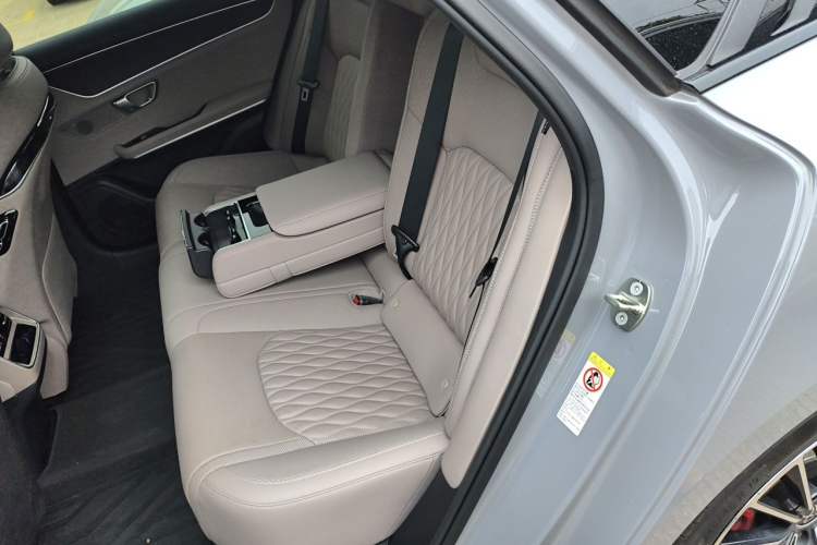 Used BYD Han 2025 EV with 701 km of Laser Radar-Enabled Intelligent Driving Left Rear Seat