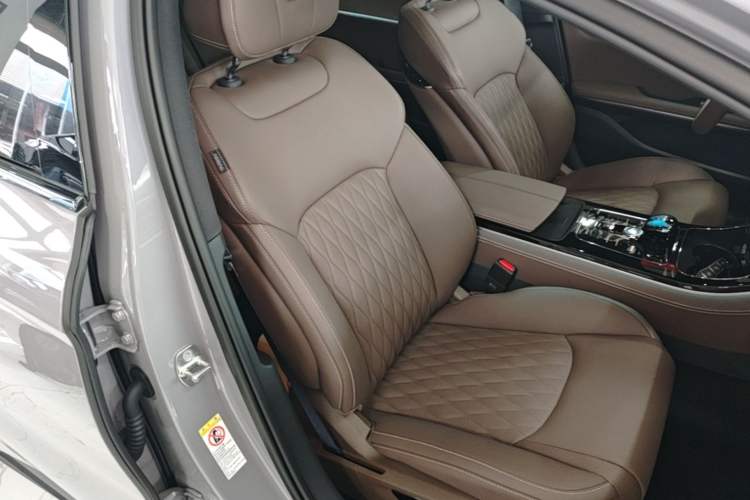 Used BYD Han 2025 DM-i Intelligent Driving Edition 125KM Prestige Model Right Front Seat