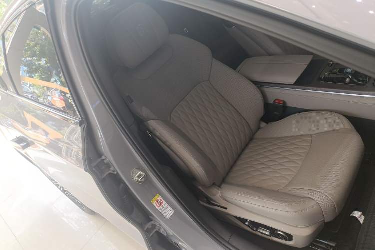 Used BYD Han 2025 DM-i 125KM LiDAR-Powered Intelligent Driving Model Right Front Seat