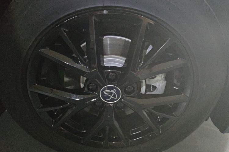 Used BYD Han 2025 DM-i 125KM Elite Model Right Front Wheel Hub