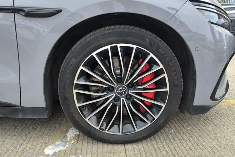 Used BYD Han 2025 EV with 701 km of Laser Radar-Enabled Intelligent Driving Right Front Wheel Hub