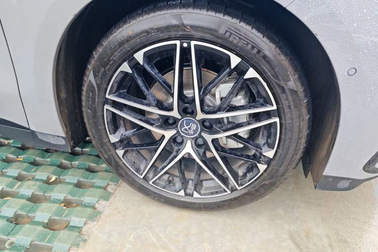 Used BYD Han 2025 EV Intelligent Driving Edition 605KM Prestige Model Right Front Wheel Hub