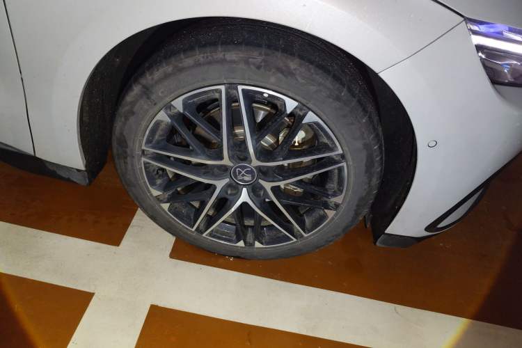 Used BYD Han 2025 EV 605KM Prestige Model Right Front Wheel Hub