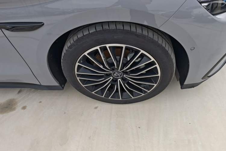 Used BYD Han 2025 DM-i Intelligent Driving Edition 125KM LiDAR Flagship Model Right Front Wheel Hub