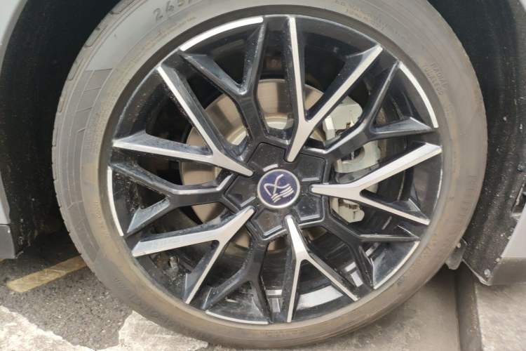 Used BYD Han 2025 DM-i Intelligent Driving Edition 125KM LiDAR Flagship Model Right Front Wheel Hub