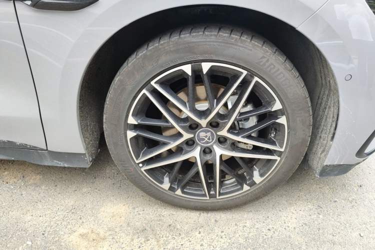 Used BYD Han 2025 Model EV Intelligent Driving Edition 635KM Flagship Right Front Wheel Hub