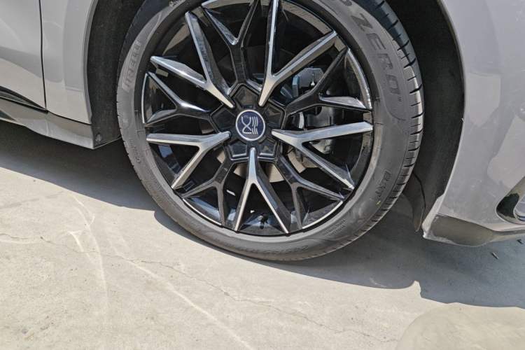 Used BYD Han 2025 DM-i 125KM Prestige Model Right Front Wheel Hub