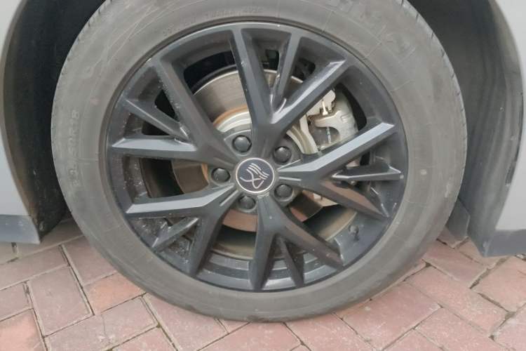 Used BYD Han 2025 DM-i 125KM Elite Model Right Front Wheel Hub