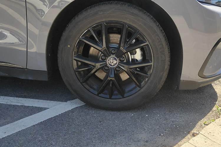 Used BYD Han 2025 DM-i 125KM Elite Model Right Front Wheel Hub