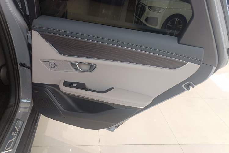 Used BYD Han 2025 DM-i 125KM LiDAR-Powered Intelligent Driving Model Right Rear Door Interior