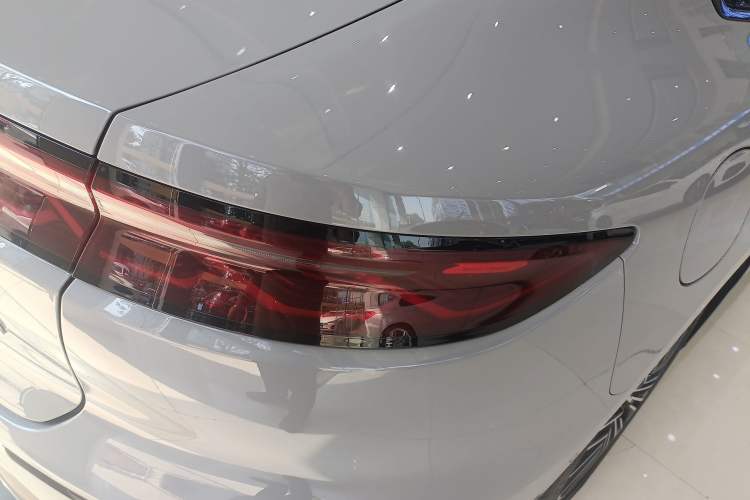 Used BYD Han 2025 DM-i 125KM LiDAR-Powered Intelligent Driving Model Right Rear Taillight