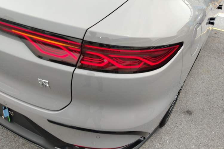 Used BYD Han 2025 DM-i Intelligent Driving Edition 125KM LiDAR Flagship Model Right Rear Taillight