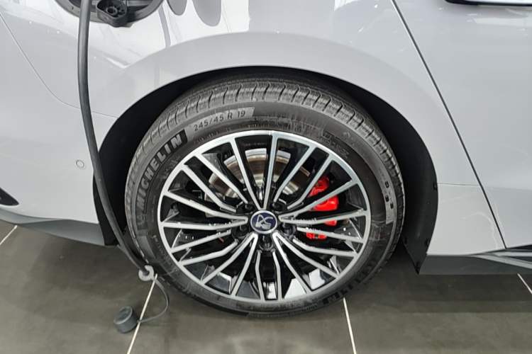 Used BYD Han 2025 EV with 701 km of Laser Radar-Enabled Intelligent Driving Right Rear Wheel Hub