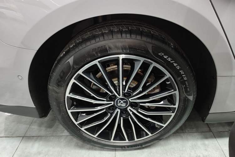 Used BYD Han 2025 DM-i Intelligent Driving Edition 125KM LiDAR Flagship Model Right Rear Wheel Hub