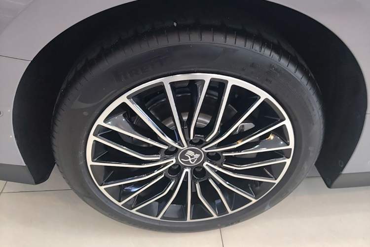 Used BYD Han 2025 DM-i 125KM LiDAR-Powered Intelligent Driving Model Right Rear Wheel Hub