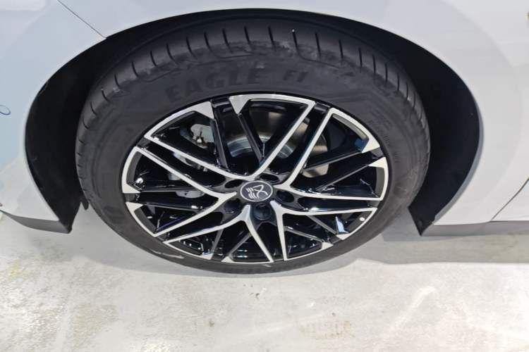 Used BYD Han 2025 EV 605KM Prestige Model Left Front Wheel Hub