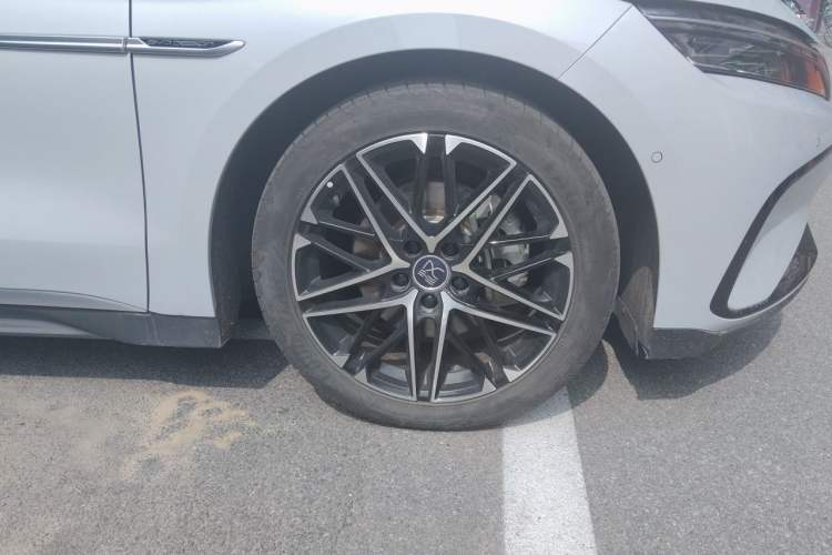 Used BYD Han 2025 EV 605KM Prestige Model Right Front Wheel Hub