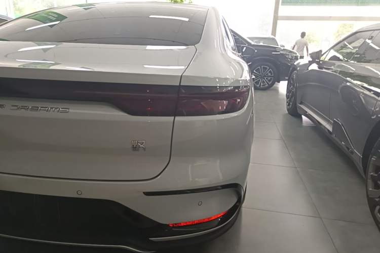 Used BYD Han 2025 DM-i 125KM Comfort Model Right Rear Taillight