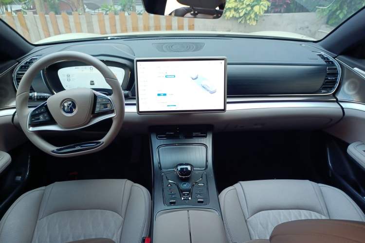Used BYD Han 2025 DM-i 125KM Elite Model Center Console