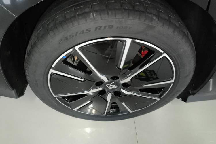 Used BYD Han L 2025 EV 701 km LiDAR Flagship Edition Right Rear Wheel Hub