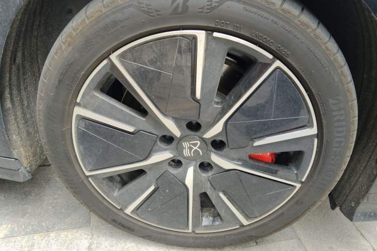 Used BYD Han L 2025 DM-i 200KM LiDAR Luxury Model Right Front Wheel Hub