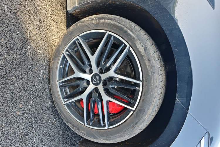 Used BYD Han L 2025 DM-p Four-Wheel-Drive LiDAR Flagship Model Right Front Wheel Hub